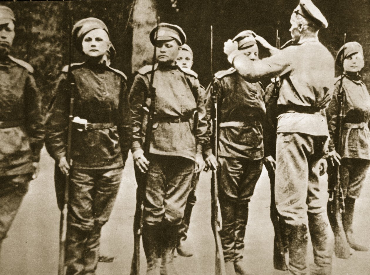 1. Rus Kadın Ölüm Taburu üyeleri, 1917 (sepya fotoğrafı) by Russian Photographer