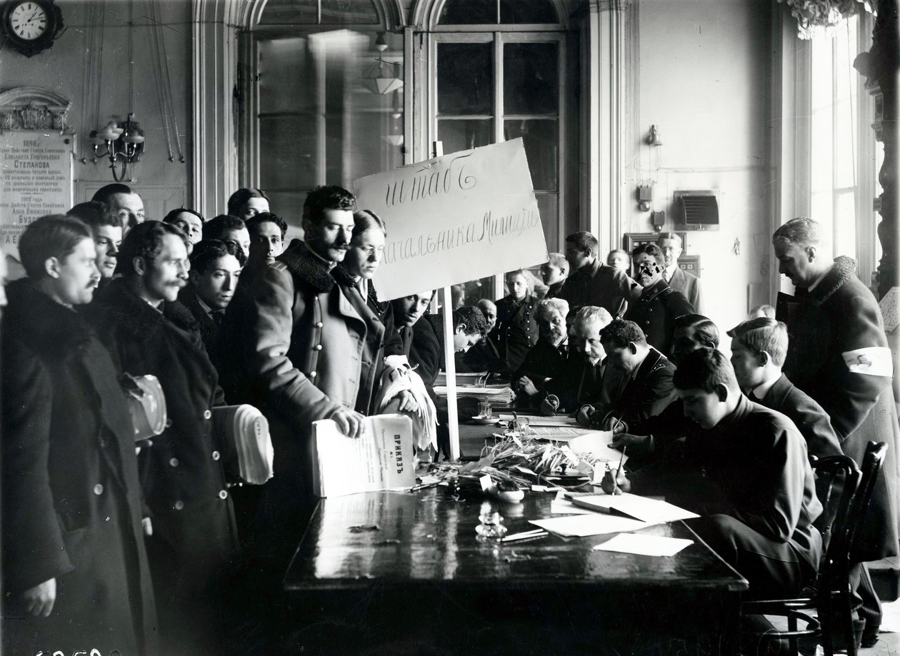 Belediye Meclisi binasında Milis kayıt, St Petersburg, Mart 1917 by Russian Photographer