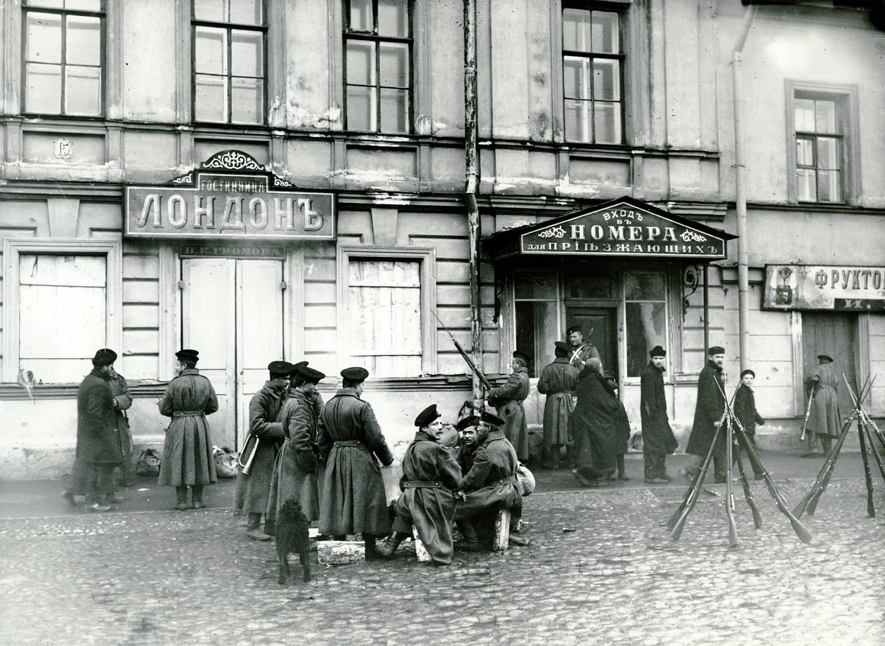 Milisler bir St Petersburg caddesinde, 17 Ekim 1905 by Russian Photographer