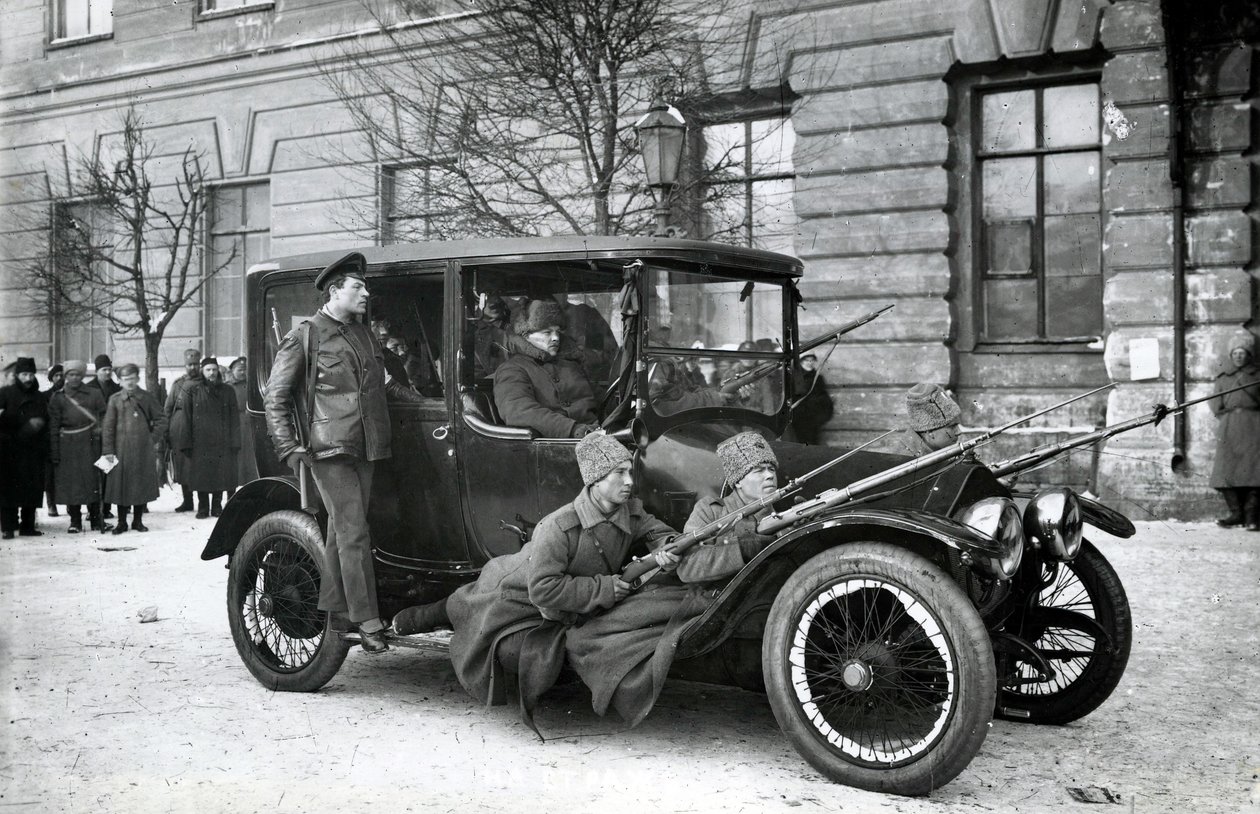 Devrimci milisler, St Petersburg, 1917 by Russian Photographer