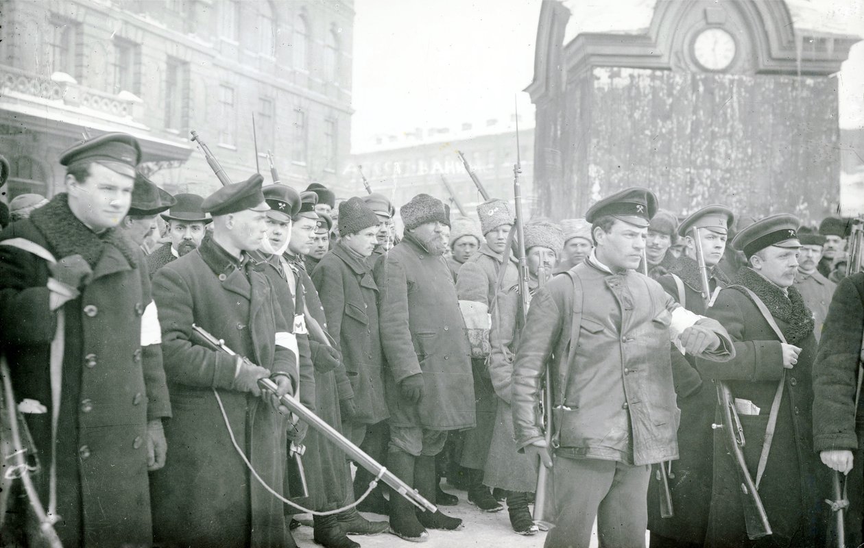 Devrimci milislerin polisleri tutuklaması, Şubat 1917 by Russian Photographer
