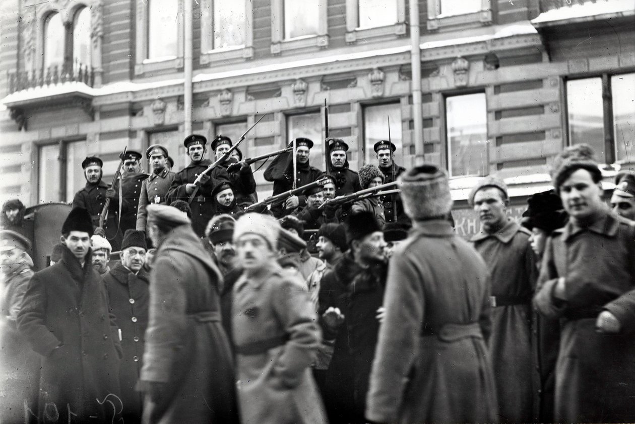 Petrograd sokaklarında devrimci askerler ve denizciler, Şubat 1917 by Russian Photographer
