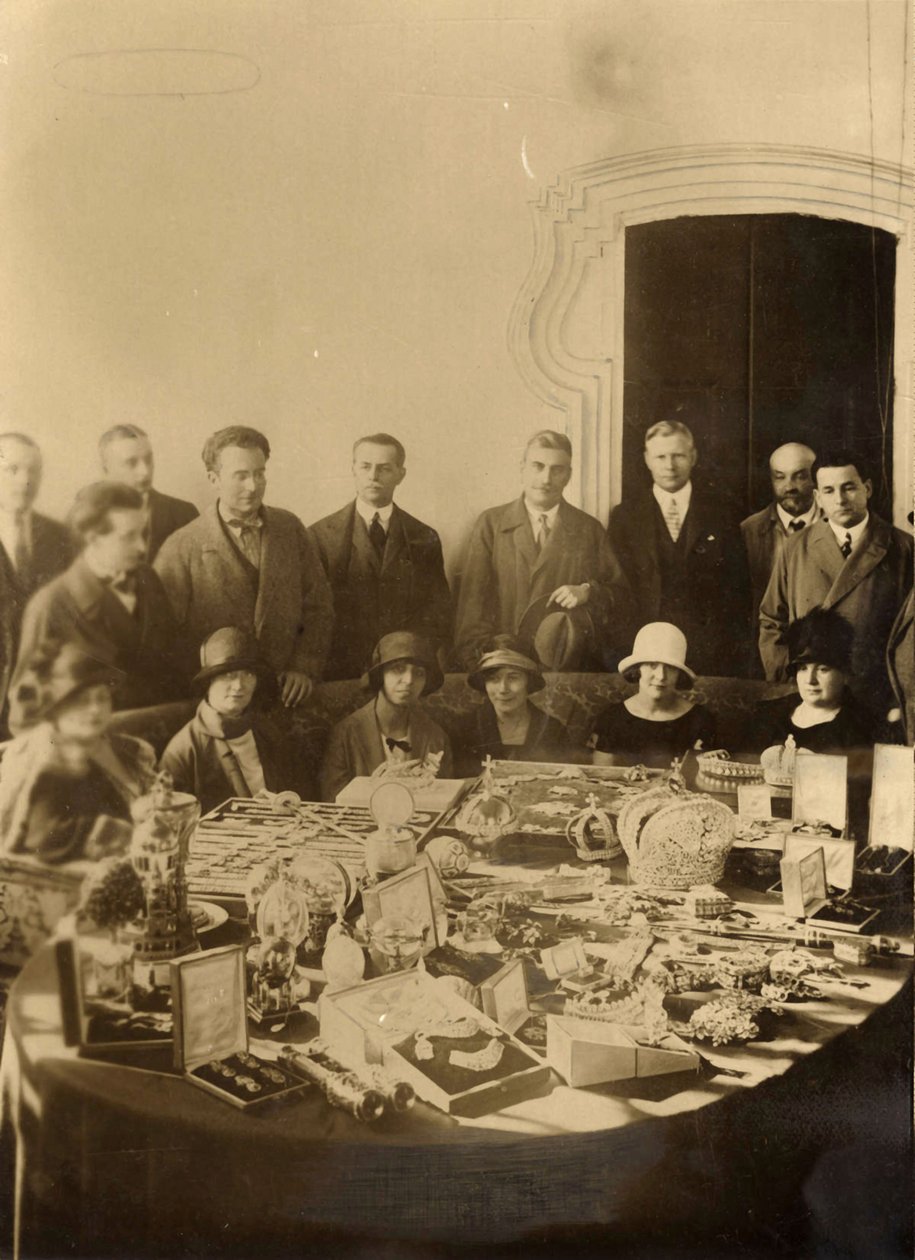 Yabancı ülkelere satılmak üzere hazırlanan Rus Kraliyet Mücevherleri, 1925 by Russian Photographer