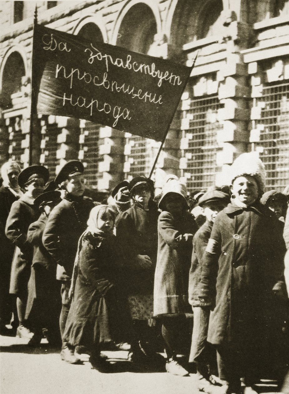 Rus çocukları eğitim ve daha iyi bir yaşam için gösteri yapıyor, Şubat 1917 (sepya fotoğrafı) by Russian Photographer