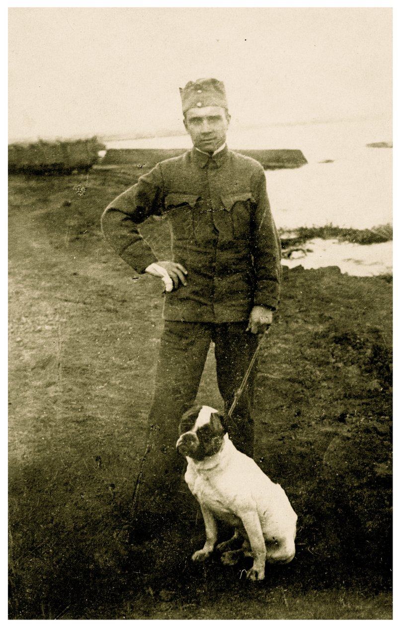 Köpekli Rus askeri, 1914-18 by Russian Photographer