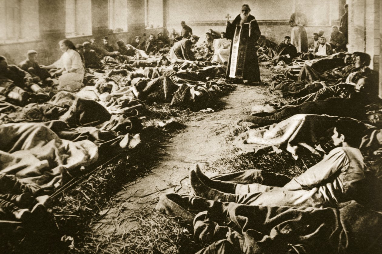 Kilisedeki Ruslar (sepya fotoğrafı) by Russian Photographer