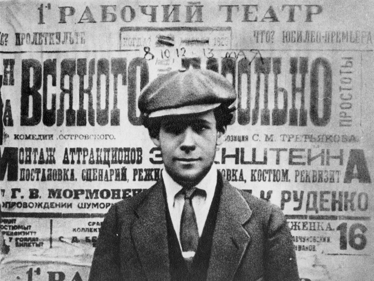 Sergei Eisenstein (1898-1948) oyun için bir posterin önünde, Serge Eisenstein