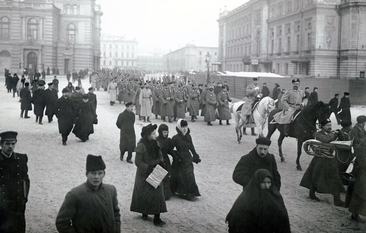 Cepheye giden askerler, St Petersburg, 1917 by Russian Photographer