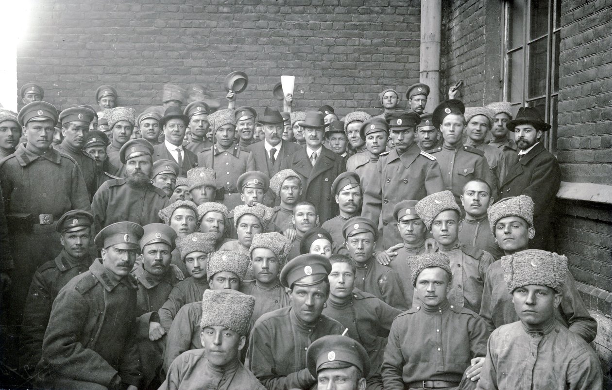 Astsubay T. L. Kirpichnikov ve İngiltere işçi derneklerinin temsilcileri ile Volinsky biriminin askerleri, St Petersburg, Şubat 1917 by Russian Photographer
