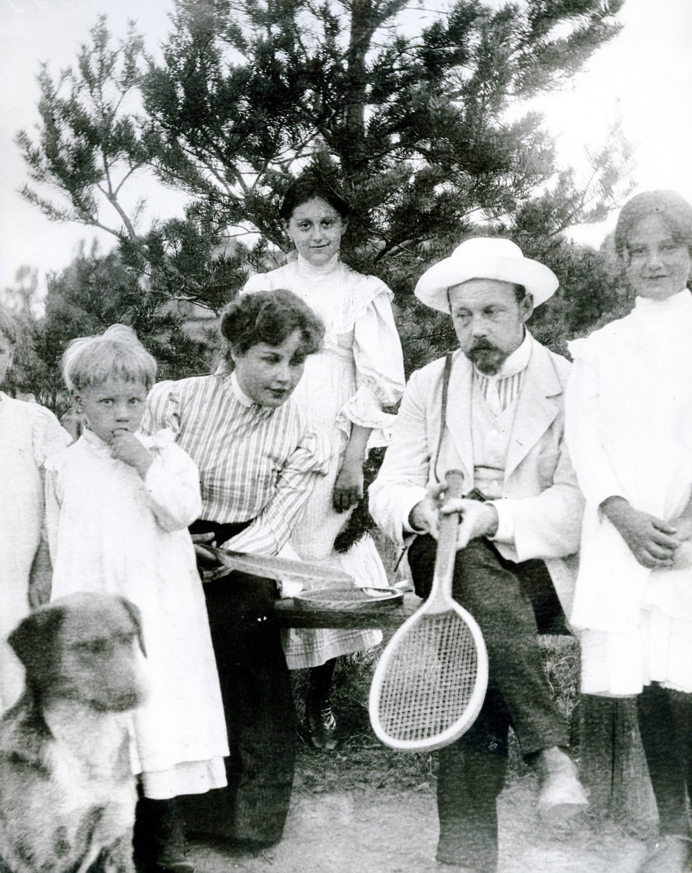 St Petersburg sakinleri bir tenis maçına ara veriyor, 1900 by Russian Photographer