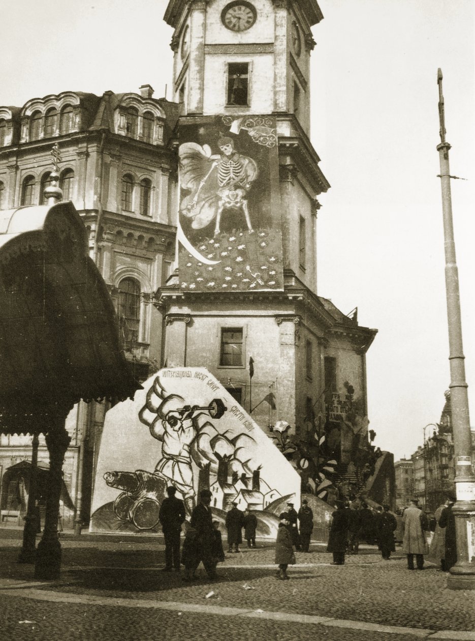 Bolşevikler resmi binaları sanatlarıyla kaplıyor, St. Petersburg (sepya fotoğrafı) by Russian Photographer