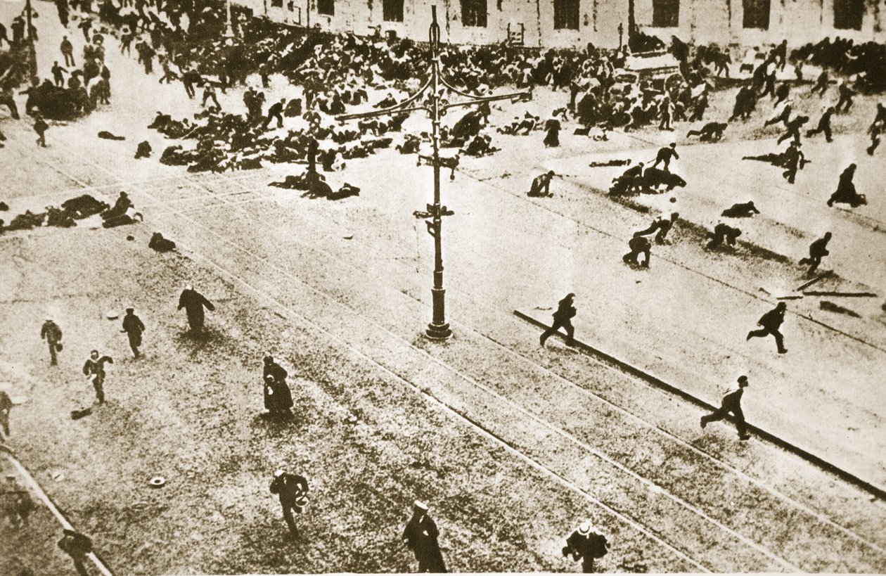 Kitleler kendi kaderlerinin kontrolünü zorla alırlar, 1917 (sepya fotoğrafı) by Russian Photographer