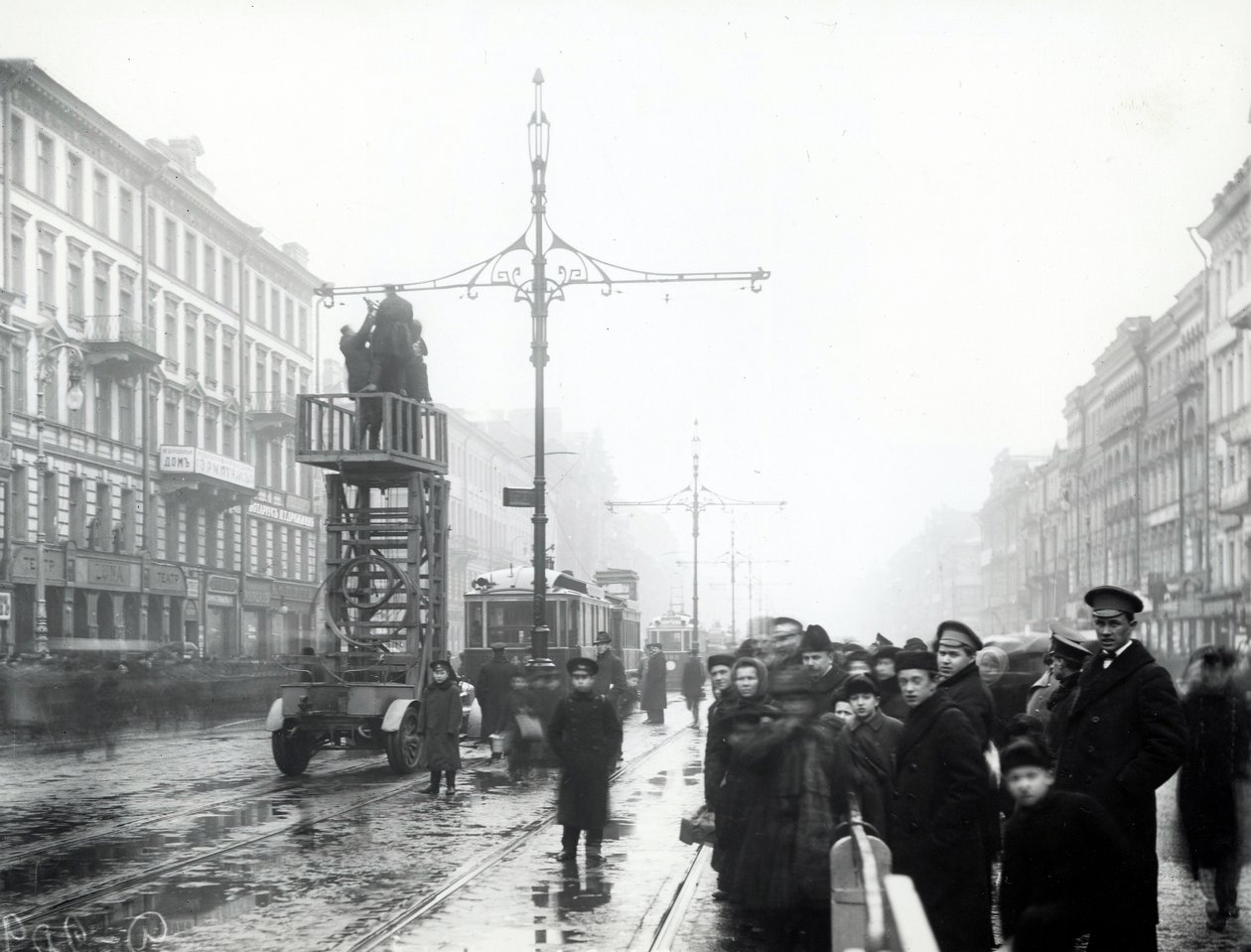 Tramvay hatlarında onarım yapan işçiler, St Petersburg, c.1914 by Russian Photographer