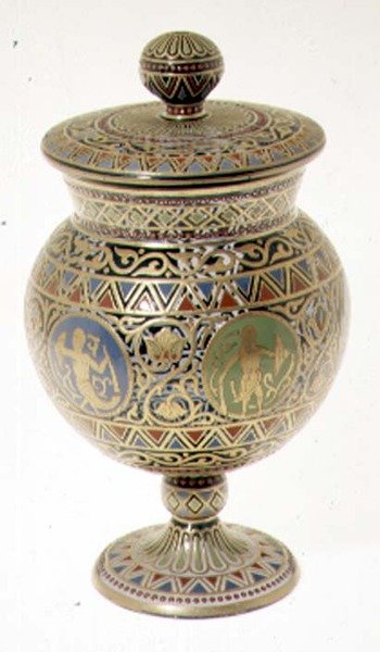 Kaplamalı kadeh, emaye ve yaldızlı süslemeli, kaide üzerinde Alexander II işareti, Imperial Glass Factory tarafından, c.1870 (emaye cam) by Russian School