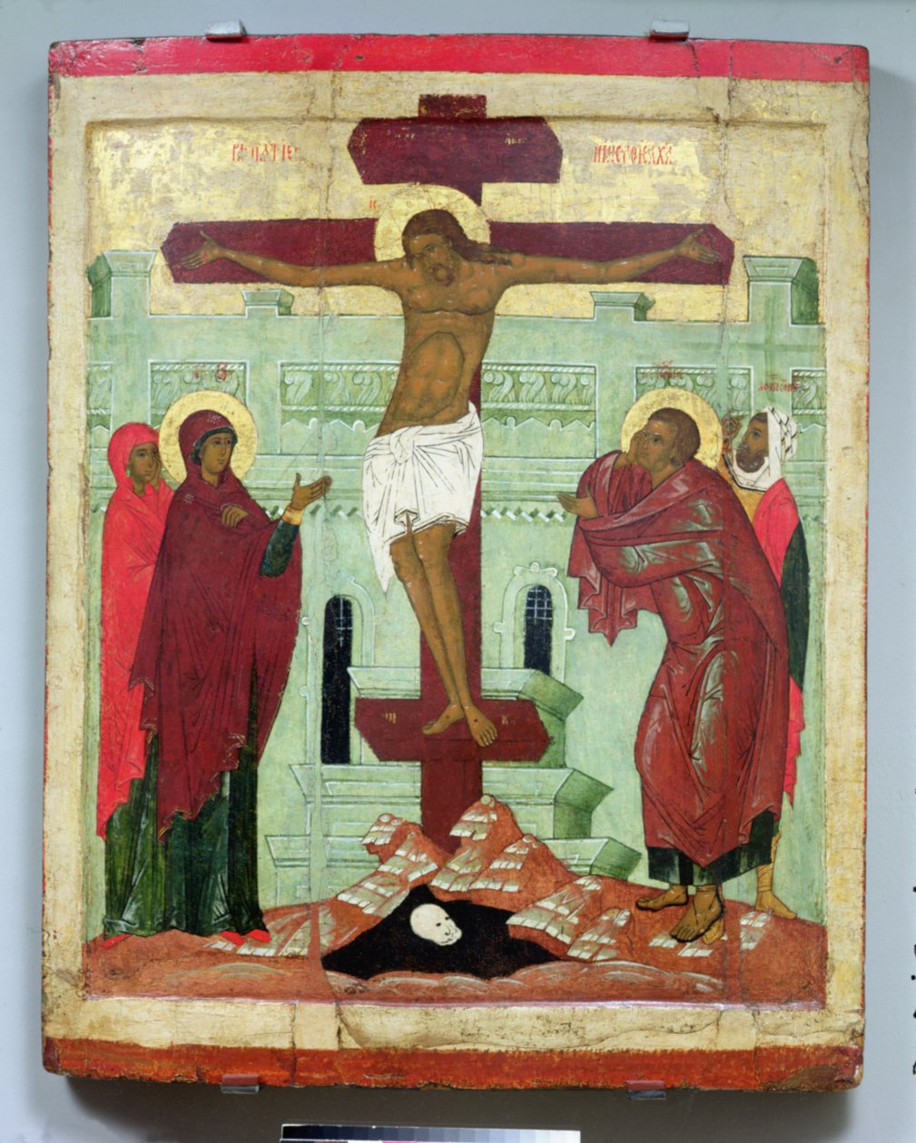Bakire Meryem, Mecdelli Meryem, St. John ve Centurion Longinus, Novgorod Okulu ile Çarmıha Gerilmeyi tasvir eden simge (panelde tempera) by Russian School