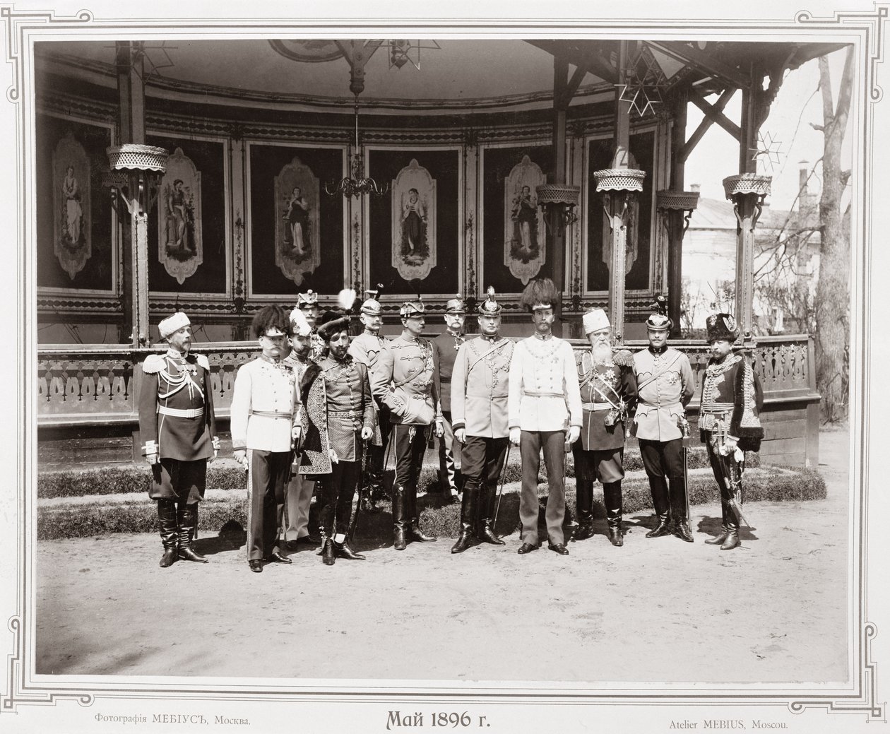 Çar Nicholas II (1868-1918), bir grup erkek destekçisiyle birlikte Sarayın bahçe köşkünde ayakta, c.1896 by Russian School