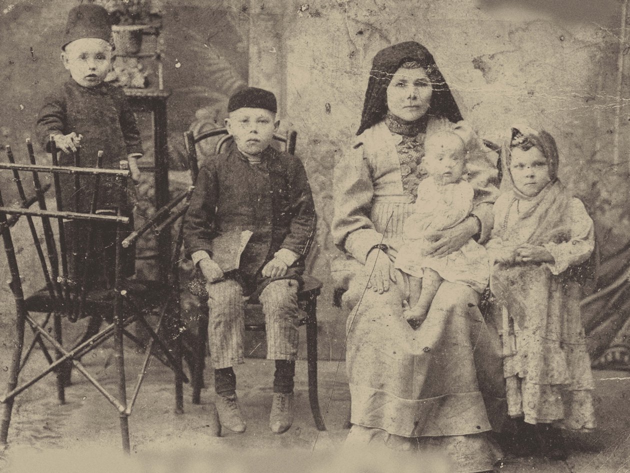 Kazan Tatar Ailesi, 1900 civarı (s/b fotoğraf) by Russian Photographer