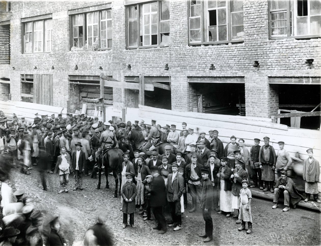 St Petersburg fabrika işçileri Lena katliamını protesto etmek için grevde, 1912 by Russian Photographer