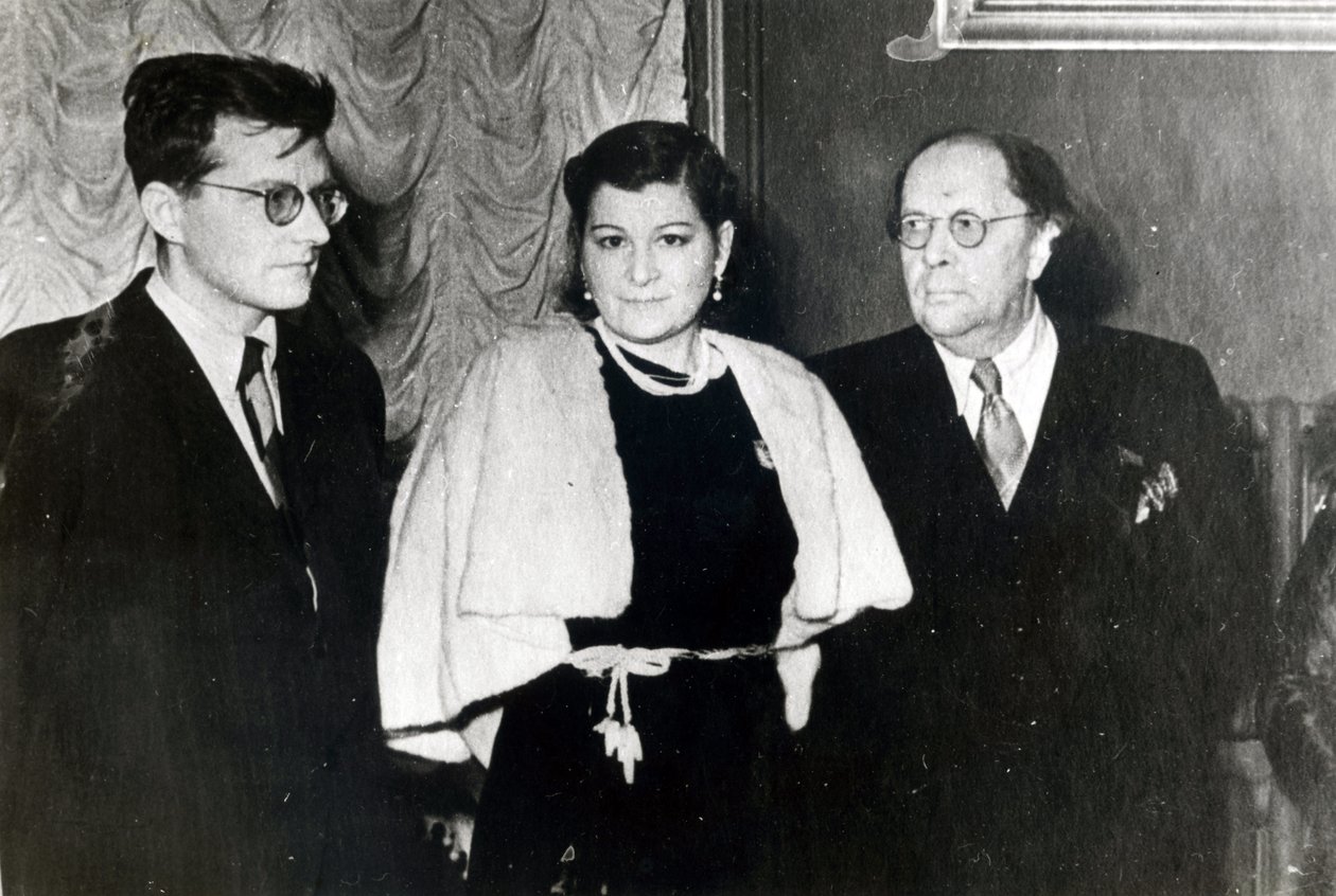Besteci Dmitri Dmitriyevich Shostakovich, şarkıcı Maria Maksakova ve yazar Aleksei Nikolayevich Tolstoy by Russian Photographer