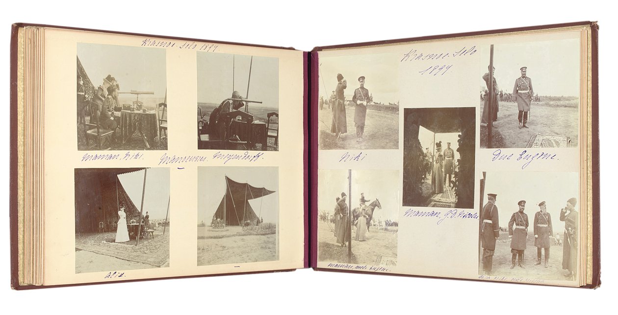 Rus İmparatorluk Ailesi, bir fotoğraf albümünden sayfa, c.1897-99 (s/b fotoğraf) (ayrıca bkz. 487673-80) by Russian Photographer