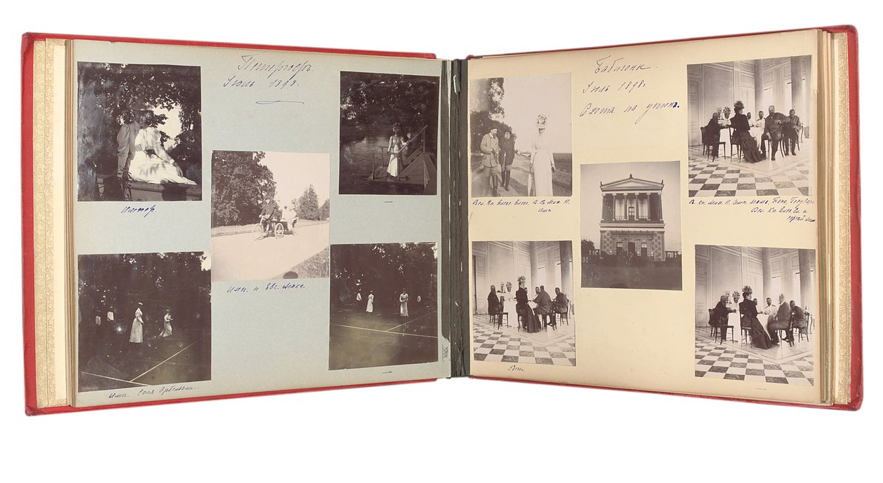 Rus İmparatorluk Ailesi, bir fotoğraf albümünden sayfa, c.1897-99 (s/b fotoğraf) (ayrıca bkz. 487673-80) by Russian Photographer