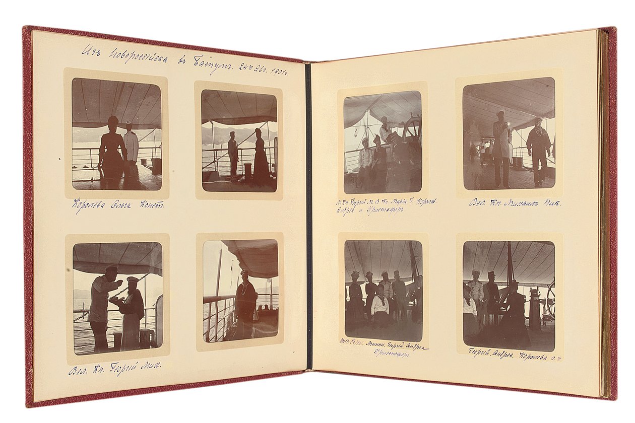 Rus İmparatorluk Ailesi, bir fotoğraf albümünden sayfa, c.1897-99 (s/b fotoğraf) (ayrıca bkz. 487673-80) by Russian Photographer