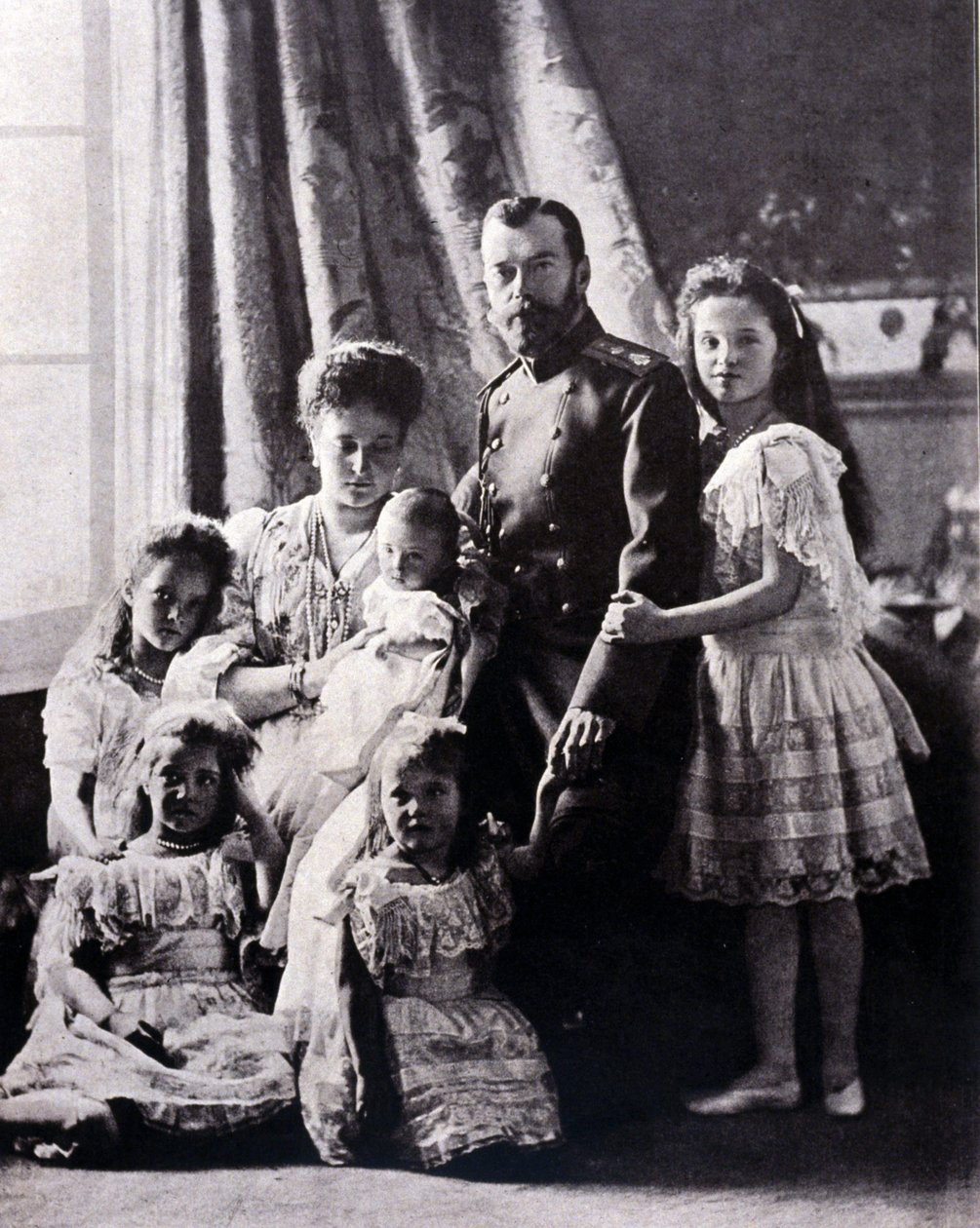 Çar II. Nicholas'ın ailesi (1868 - 1918). Soldan sağa: 11 Haziran 1897 doğumlu Grandüşes Tatiana; Büyük Düşes Mary, 27 Haziran 1899'da doğdu; Büyük Düşes Alexis 12 Ağustos 1904'te doğdu; Alexandra Feodorovna'yı etkileyin; Çar Nicholas II; G by Russian Photographer