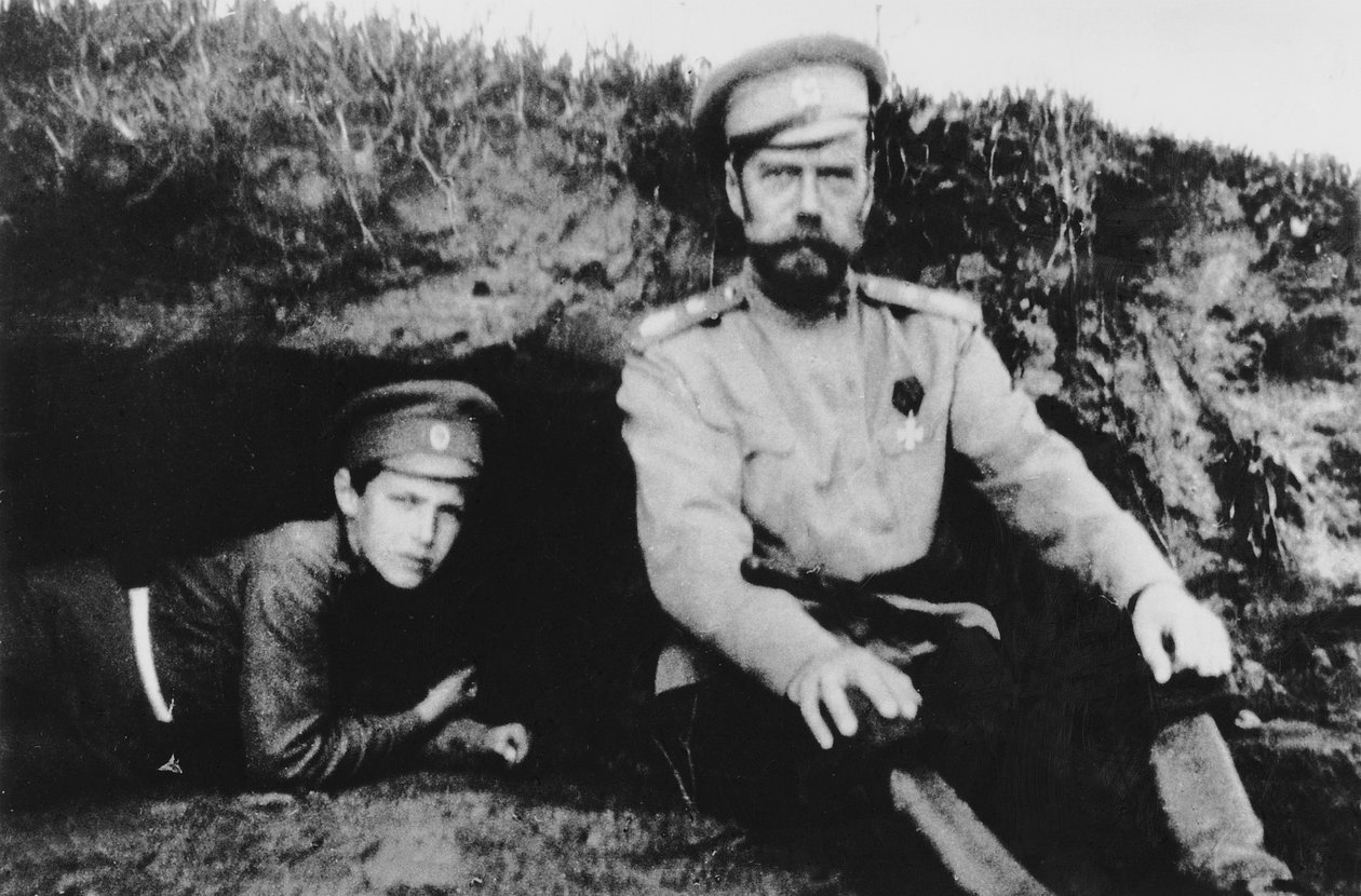 Çar Nicholas II, oğlu Alexei ile birlikte cephede by Russian Photographer