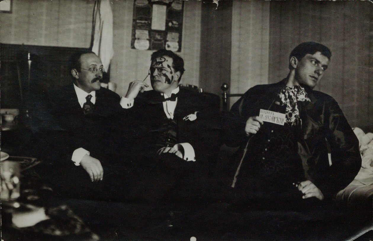 Vladimir Mayakovsky (sağda), David Burlyuk (ortada) ve Andrei Shemshurin ile birlikte, 1914, Moskova by Russian Photographer