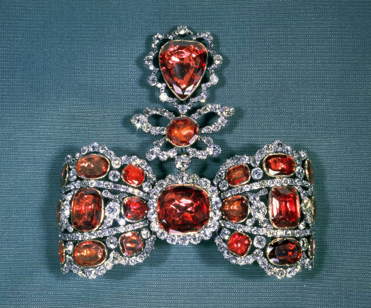 Pfisterer, 1764 (altın, gümüş, elmas ve spinel) parlak kesim elmas ve spinel ile fiyonk broş seti by Russian School
