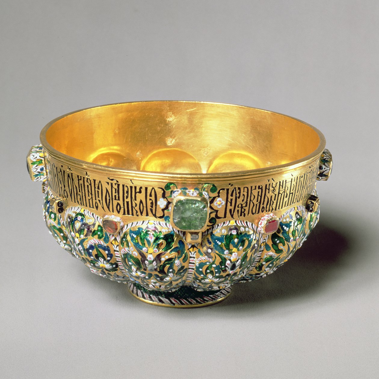 Kabaşon taşlı ve çok renkli süslemeli kabartmalı kase seti, 1653 (değerli taşlar ve incilerle birlikte altın) by Russian School