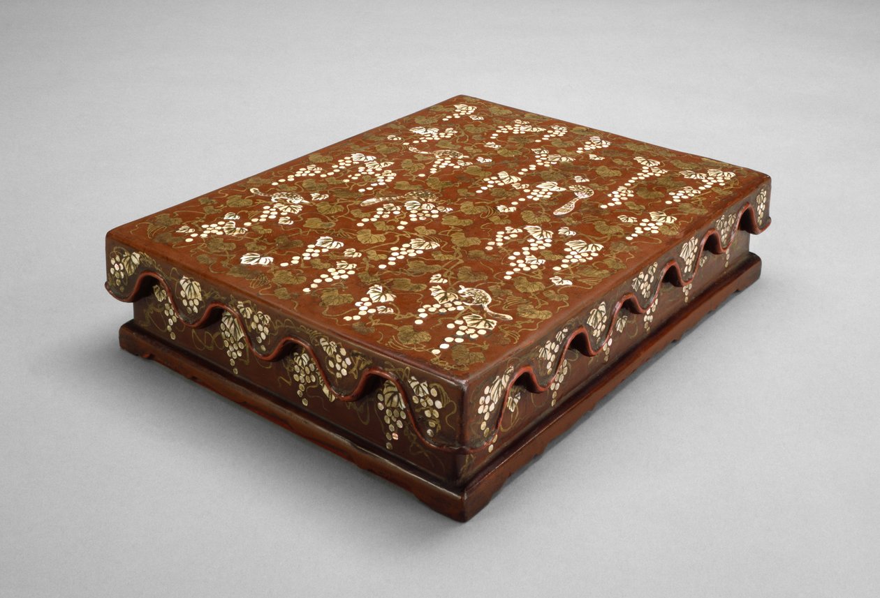 Yazı Aletleri Kutusu (cila, ahşap, sedef ve altın) by Ryukyuan culture
