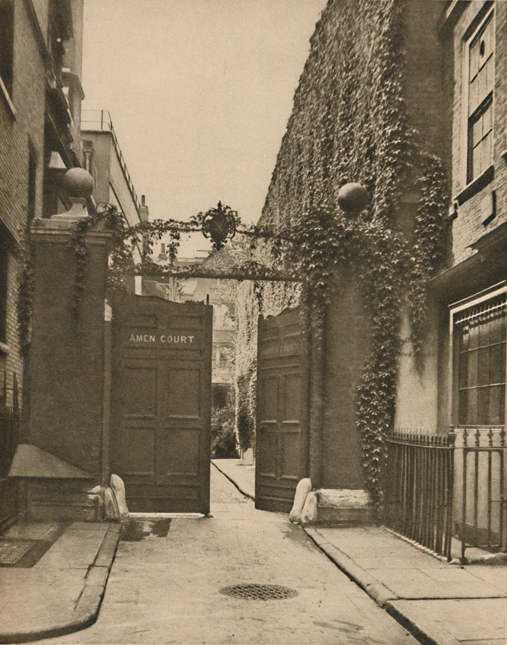 'Warwick Lane'deki Sessiz Amen Mahkemesi'ne Giriş', c1935. by SO Gorse