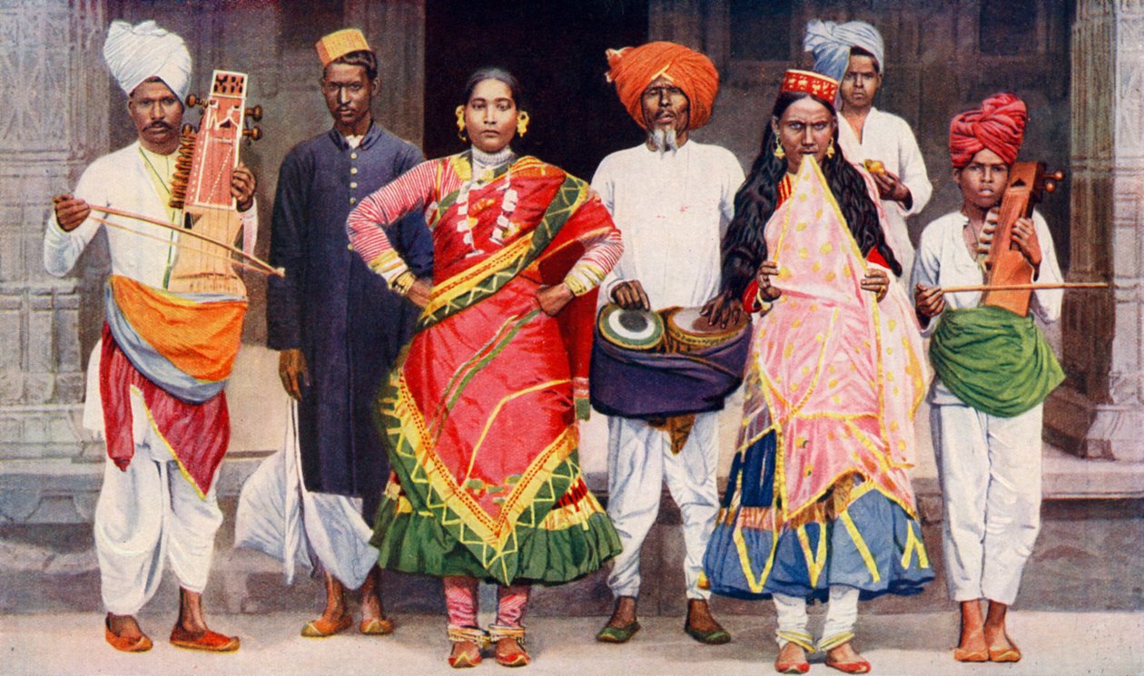 Müzisyenlerle birlikte Nautch dans eden kızlar, Hindistan, 1922. by SR Norton