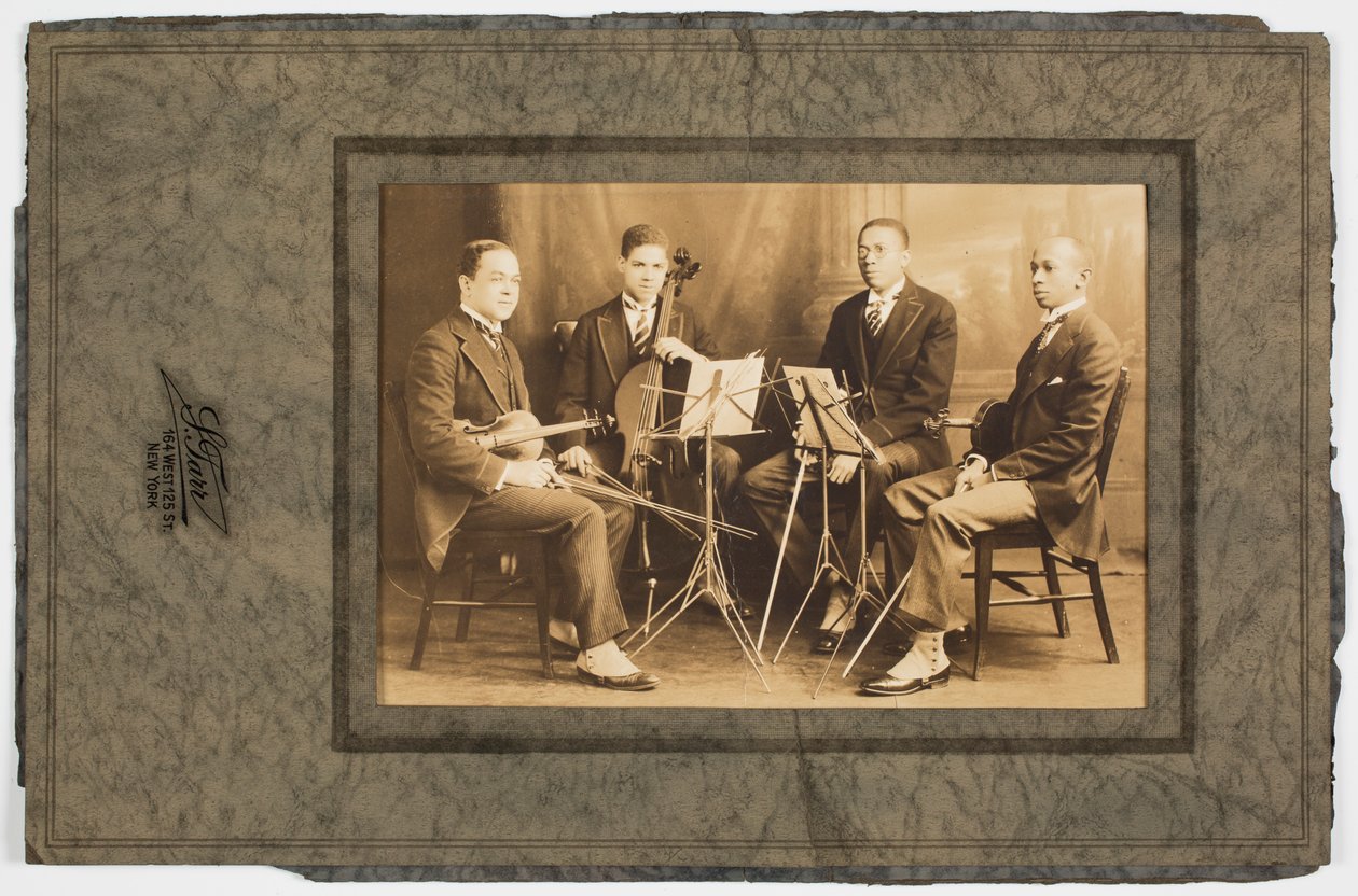 Hall Johnson ve siyah Yaylı Dörtlü'nün fotoğrafı, yakl. 1923. by S. Tarr