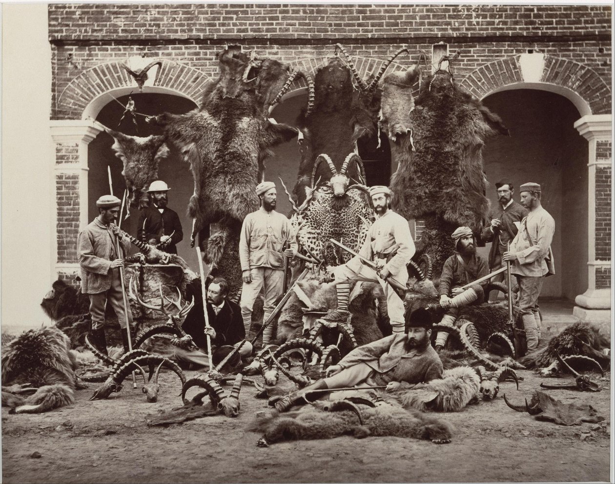 Avcılar ve Kupalar, Hindistan by Samuel Bourne