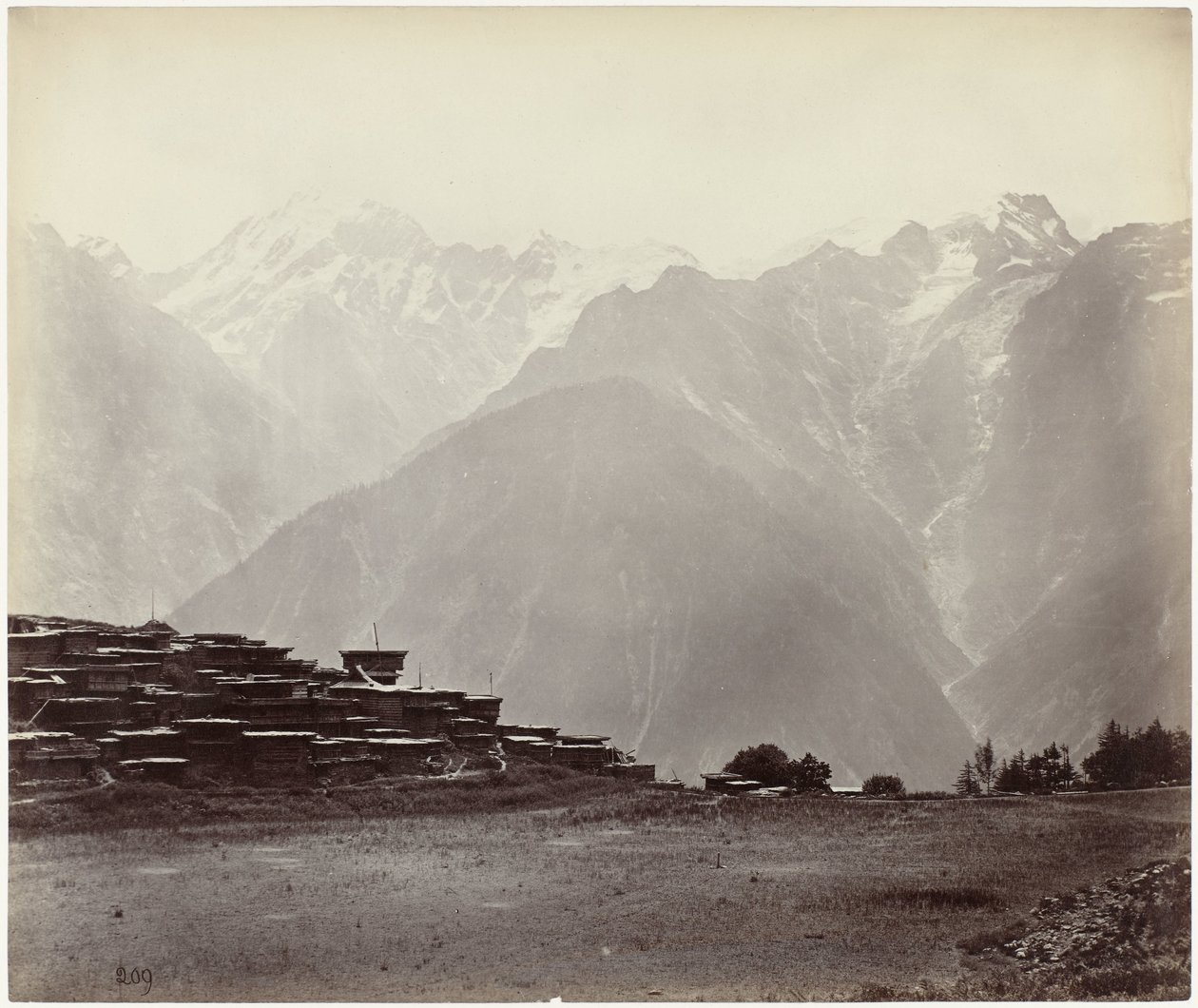 Arka planda Himalayalar ile Chini