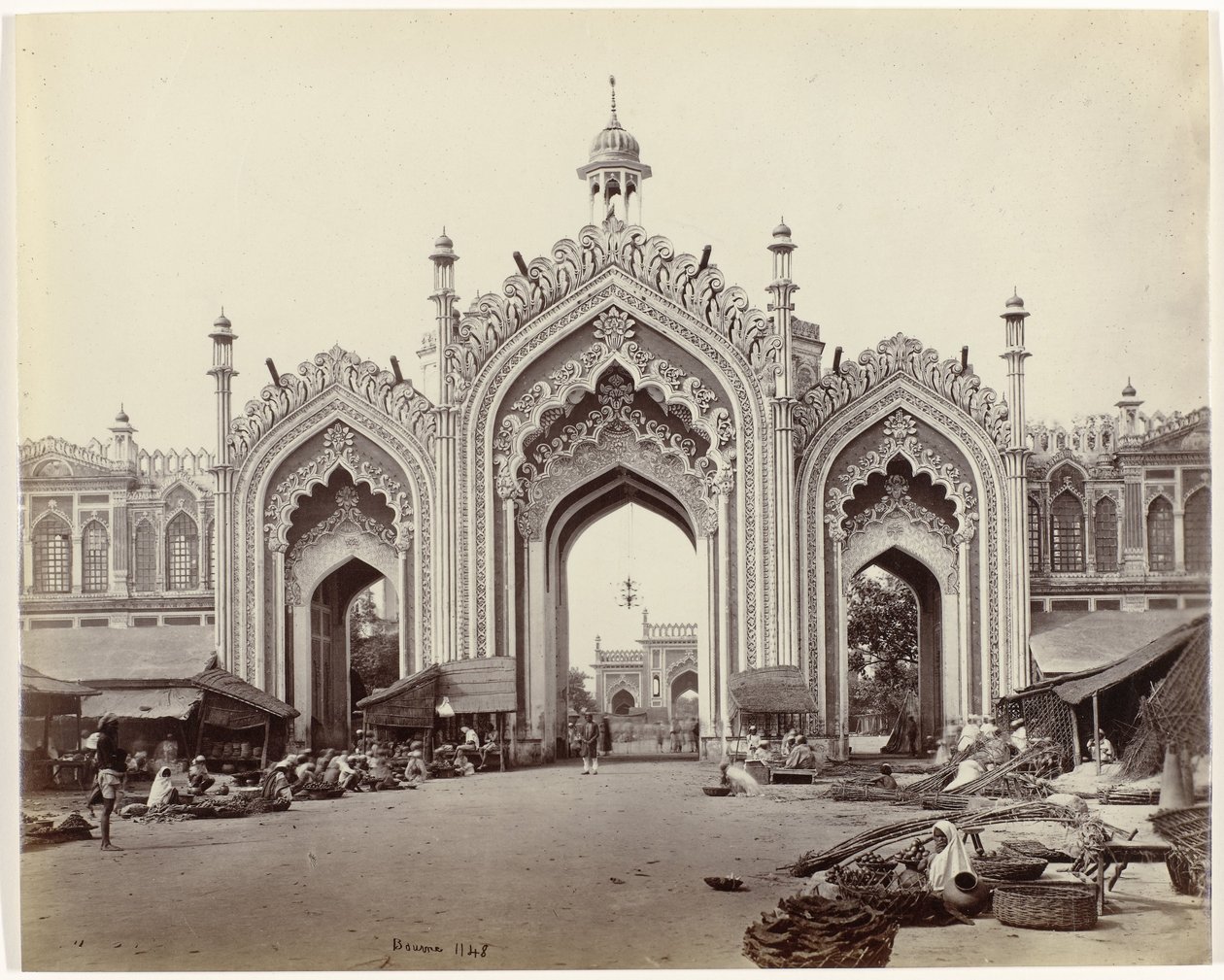 Hüseyinabad Çarşısı Kapısı, Hooseinabad Çarşısı'nın Lucknow Geçidi (orijinal başlık) by Samuel Bourne (signed by artist)