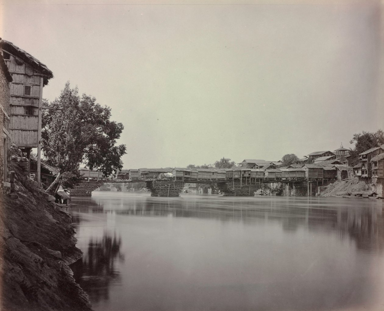 Dükkanlar Köprüsü, Srinagar, Keşmir, 1864. by Samuel Bourne