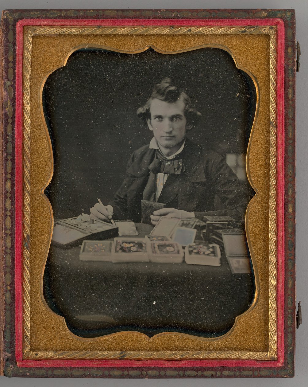 Bir Dagerreyotipi ve Fırça Tutan Oturan Adamın İsimsiz Portresi, 1865. by Samuel J. Miller