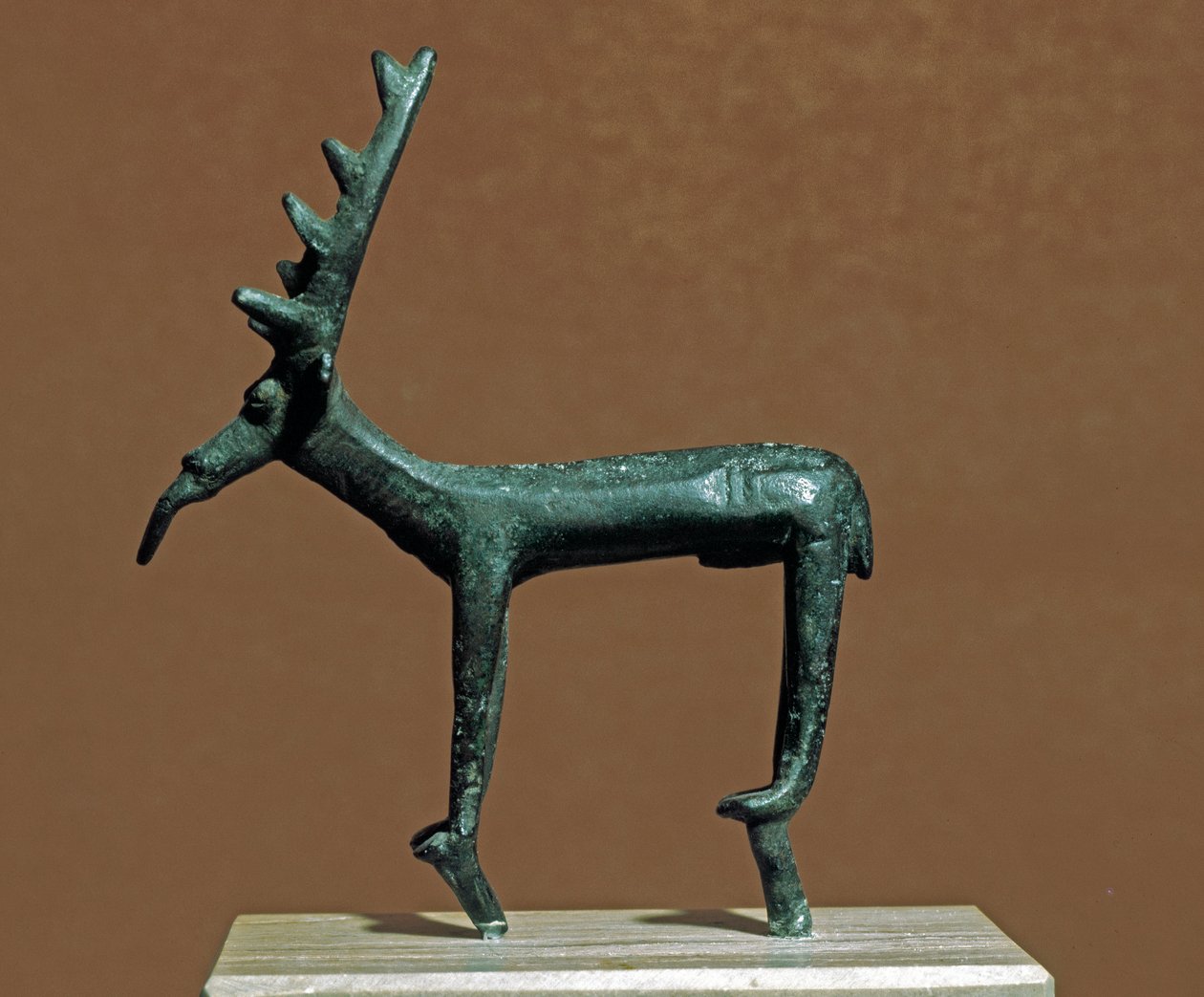 Nuragic kültürü (nuraghi) Sardunya: Iglesias geyiğinin bronz heykelciği. MÖ 8-7 yy. Cagliari, Ulusal Arkeoloji Müzesi, Sardinya, İtalya by Sardinia Nuragic Civilization