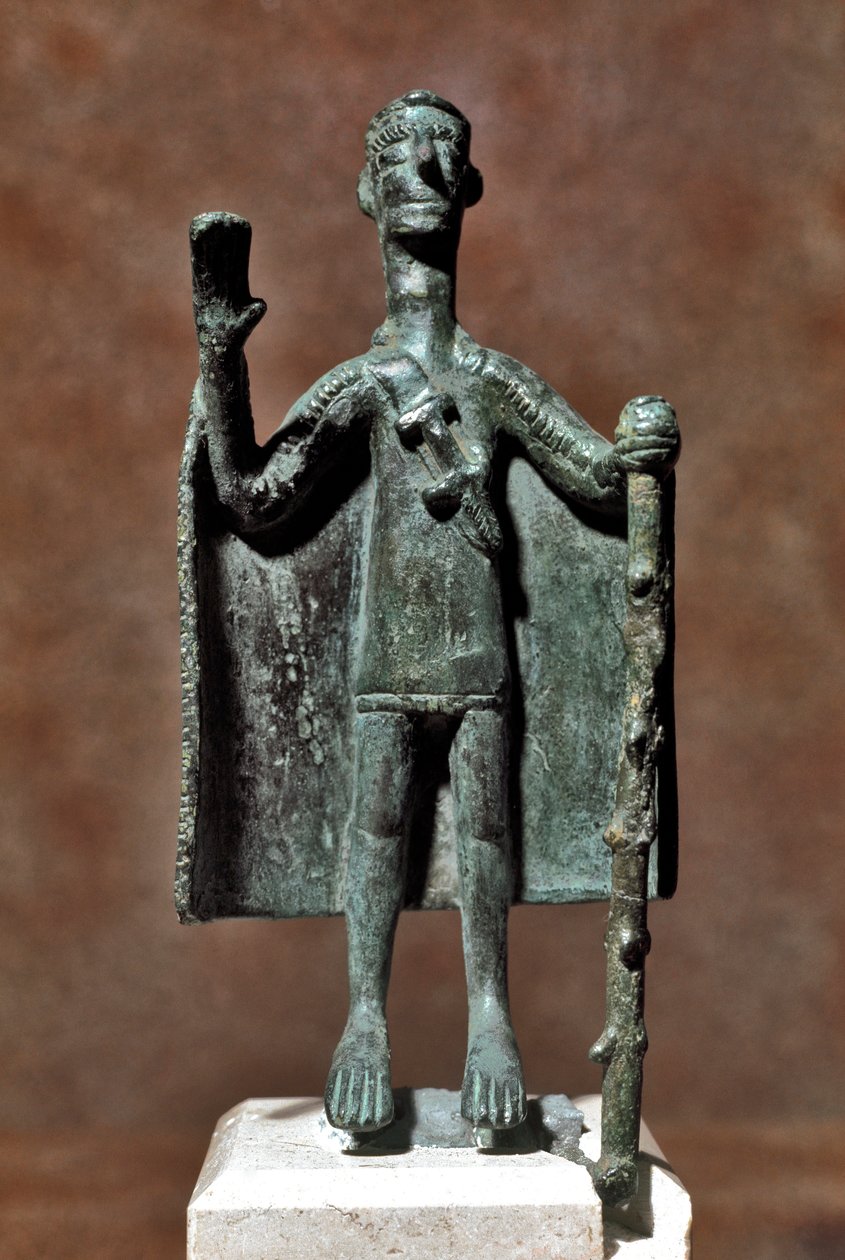 Nuragic kültürü (nuraghi) Sardunyalı: Bir baston tutan ve bir pelerinle kaplı gezgin bronz heykelciği. MÖ 8-7 yy. Cagliari, Museo Nazionale Archeologico, Sardinya, İtalya by Sardinia Nuragic Civilization