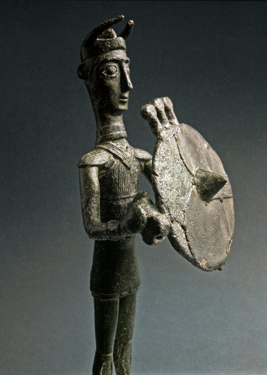 Nuragic kültürü (nuraghi) Sardunyalı: kalkanlı bronz savaşçı heykelciği. MÖ 8-7 yy. Ulusal Tarih Öncesi Etnografya Müzesi 