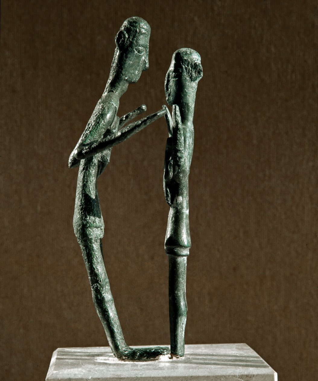 Nuragic kültürü (nuraghi) Sardunyalı: yontulmuş bronz güreşçi grubu. MÖ 8-7 yy. Cagliari, Ulusal Arkeoloji Müzesi, Sardinya, İtalya by Sardinia Nuragic Civilization