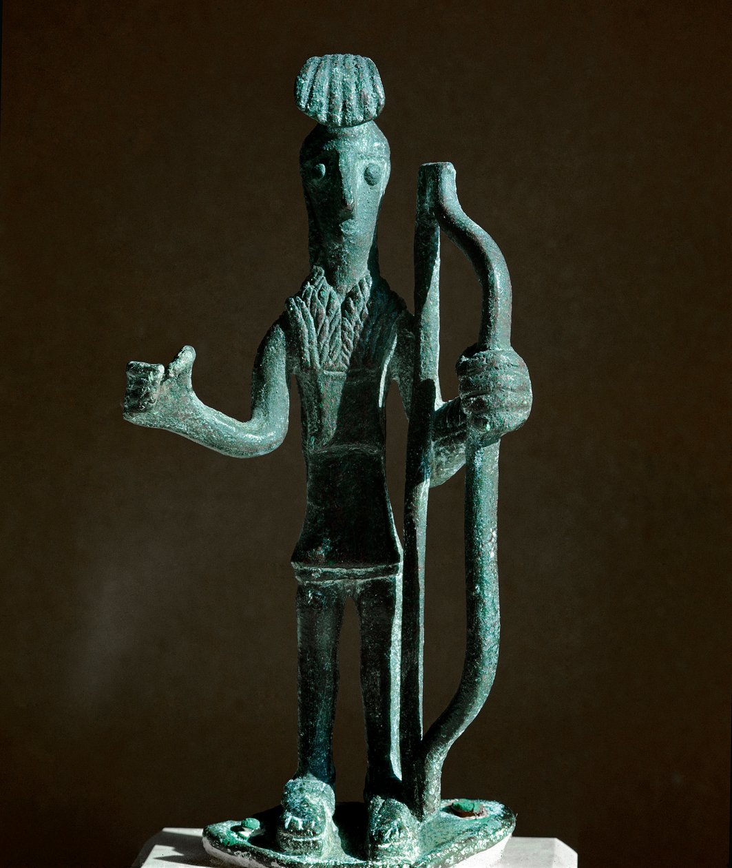 Nuragic kültürü (nuraghi) Sardunya: bronz bir yay (mızrak eksik) çeken bir savaşçının heykelciği. MÖ 8-7 yy. Cagliari, Ulusal Arkeoloji Müzesi, Sardinya, İtalya by Sardinia Nuragic Civilization