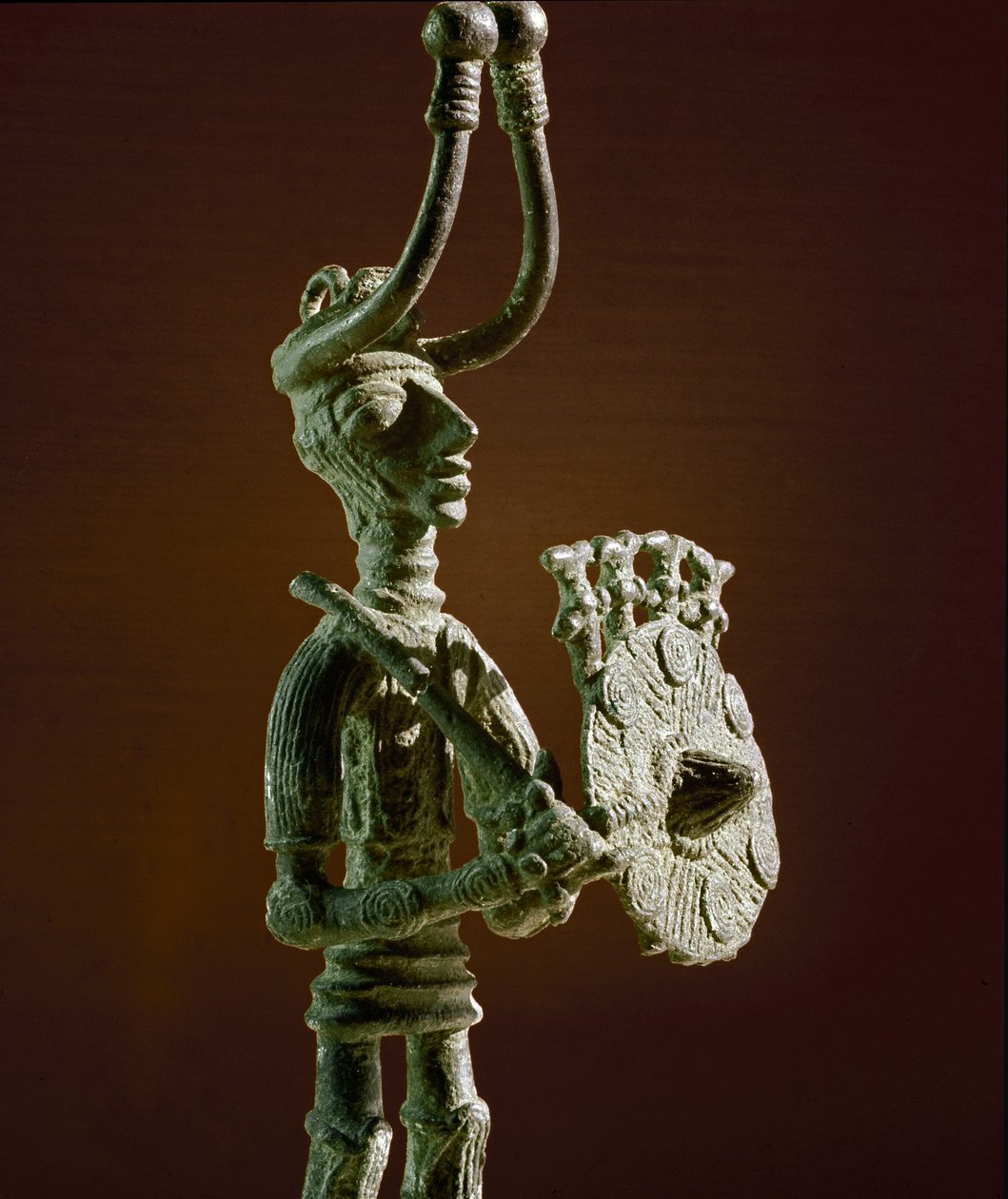 Nuragic kültürü (nuraghi) Sardunyalı: kalkanlı ve bronz kılıçlı bir savaşçı heykelciği. MÖ 8-7 yy. Cagliari, Ulusal Arkeoloji Müzesi, Sardinya, İtalya by Sardinia Nuragic Civilization