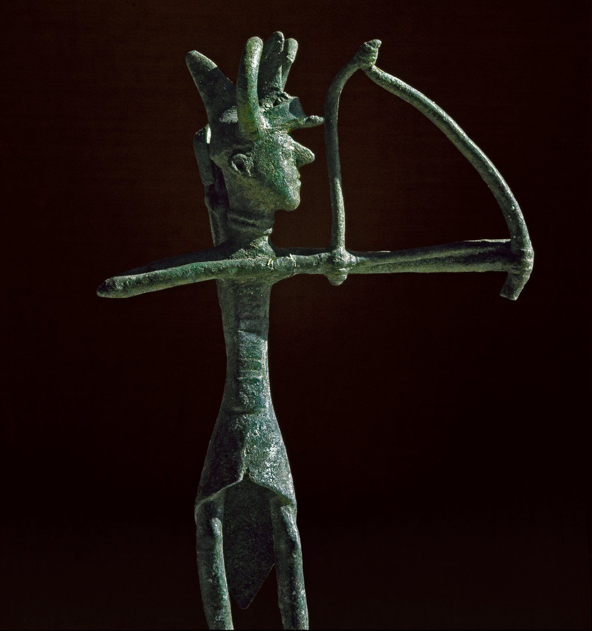 Nuragic kültürü (nuraghi) Sardunya: bronz bir yay çeken savaşçı heykelciği. MÖ 8-7 yy. Cagliari, Ulusal Arkeoloji Müzesi, Sardinya, İtalya by Sardinia Nuragic Civilization