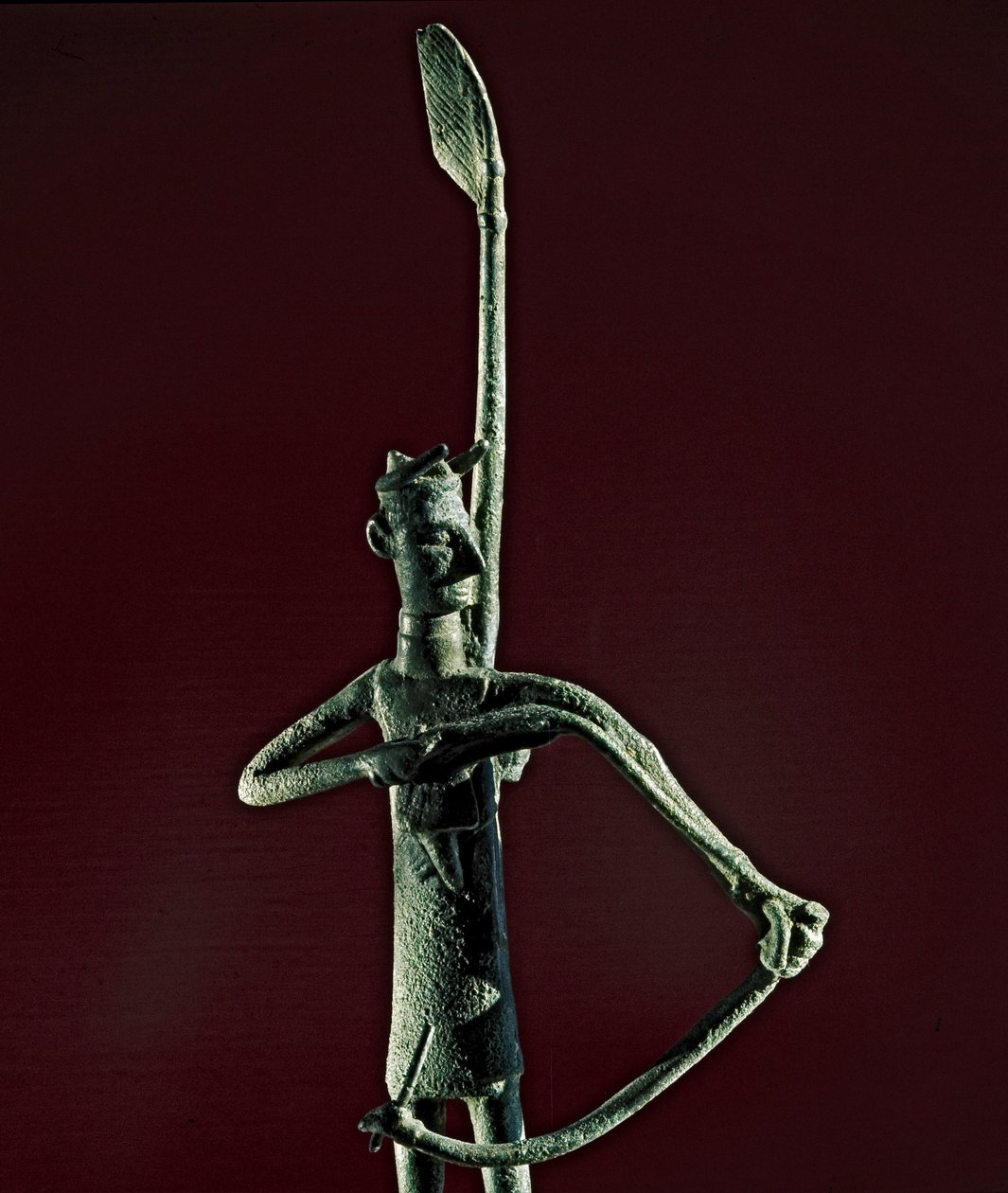 Nuragic kültürü (nuraghi) Sardunya: bronz bir yay çeken savaşçı heykelciği. MÖ 8-7 yy. Cagliari, Ulusal Arkeoloji Müzesi, Sardinya, İtalya by Sardinia Nuragic Civilization