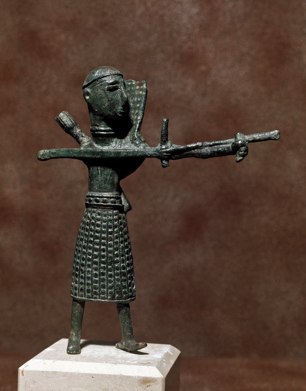 Nuragic kültürü (nuraghi) Sardunya: doğuya özgü bronz etek giyen savaşçı heykelciği. MÖ 8-7 yy. Cagliari, Ulusal Arkeoloji Müzesi, Sardinya, İtalya by Sardinia Nuragic Civilization