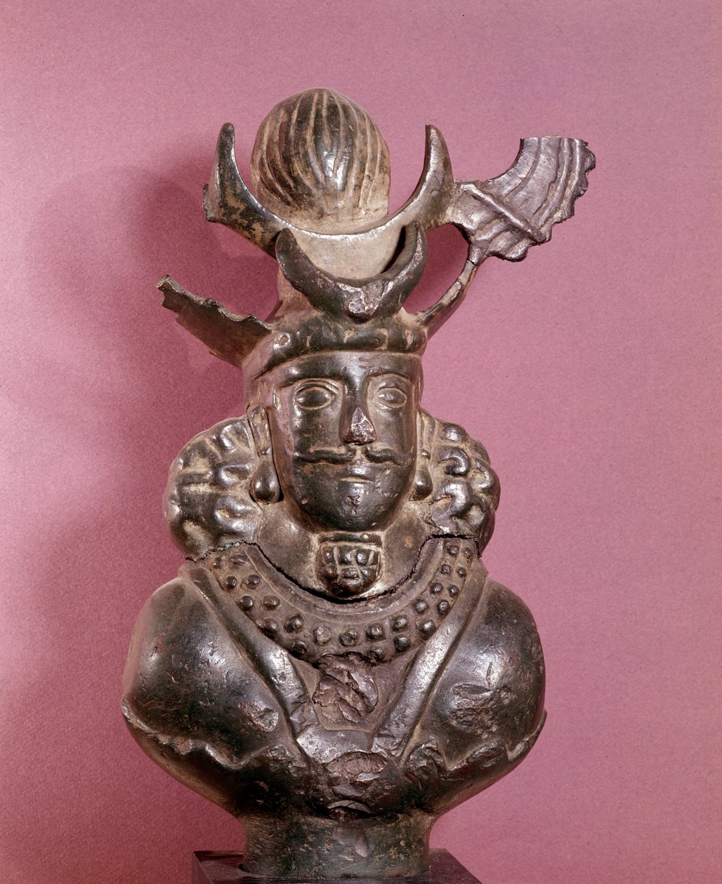 Bronz bir Sasani kralının büstü, saç modeli ay kruvasanları tarafından desteklenen küre ile kraliyet kıyafeti giyiyor. 6-7 yüzyıl. E. Borowski Koleksiyonu by Sasanian School